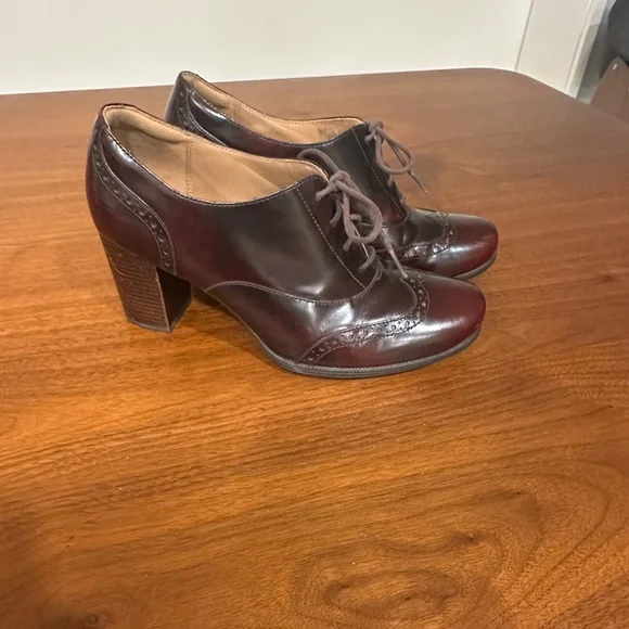 Clark’s Women’s Burgundy Genuine Leather Oxford Block Heels size 10 - Picture 2 of 8